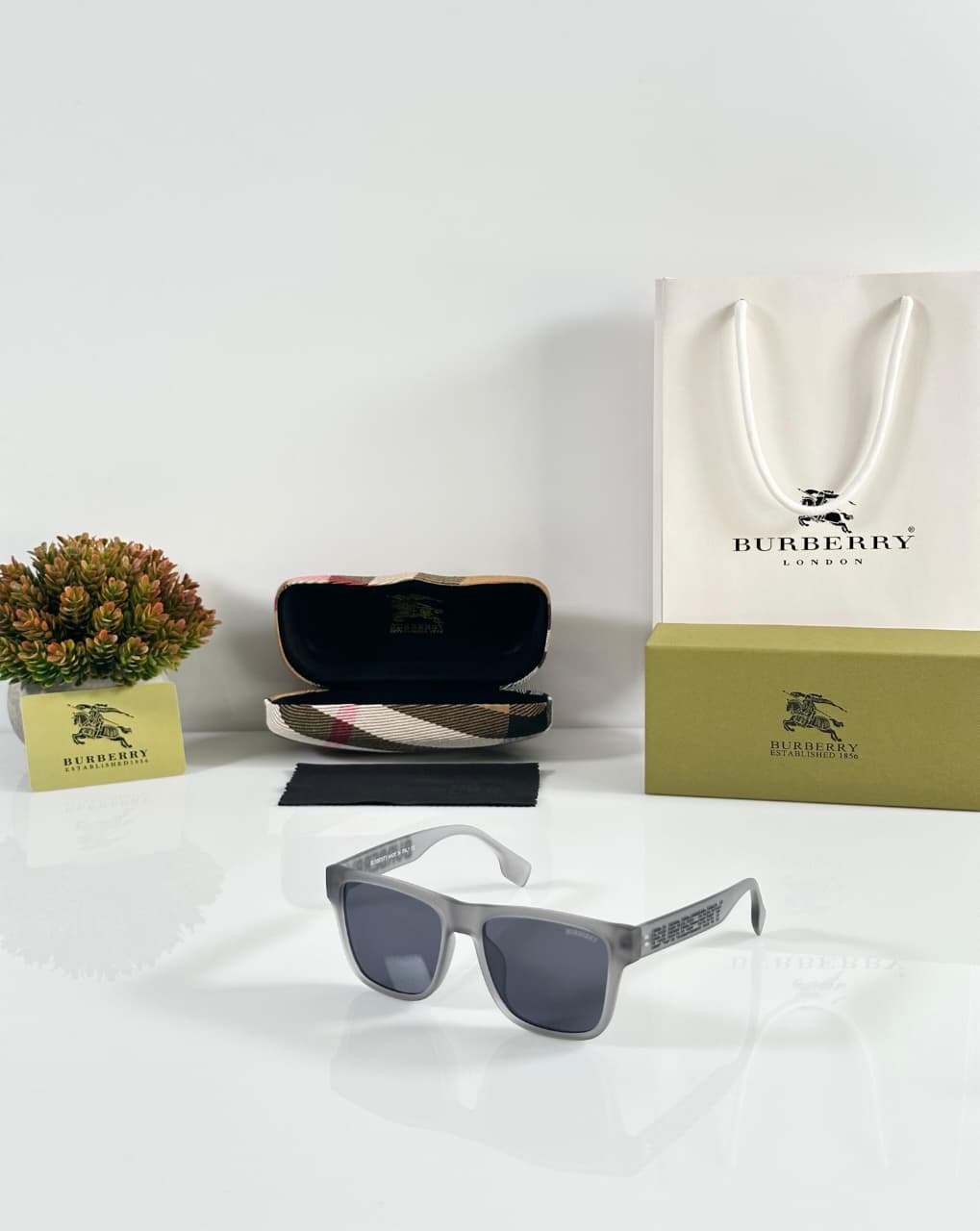 BURBERRY Sunglass