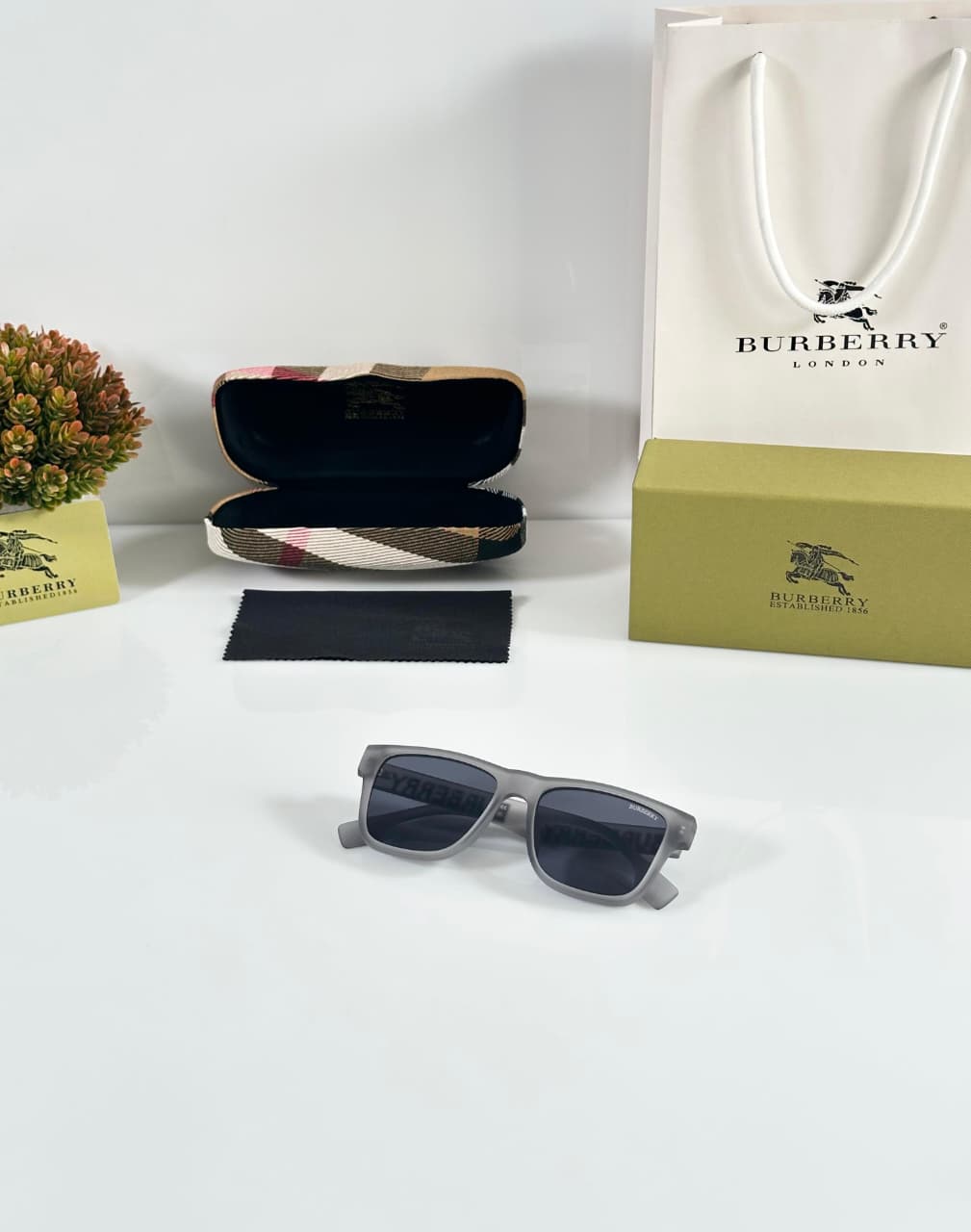 BURBERRY  Sunglass